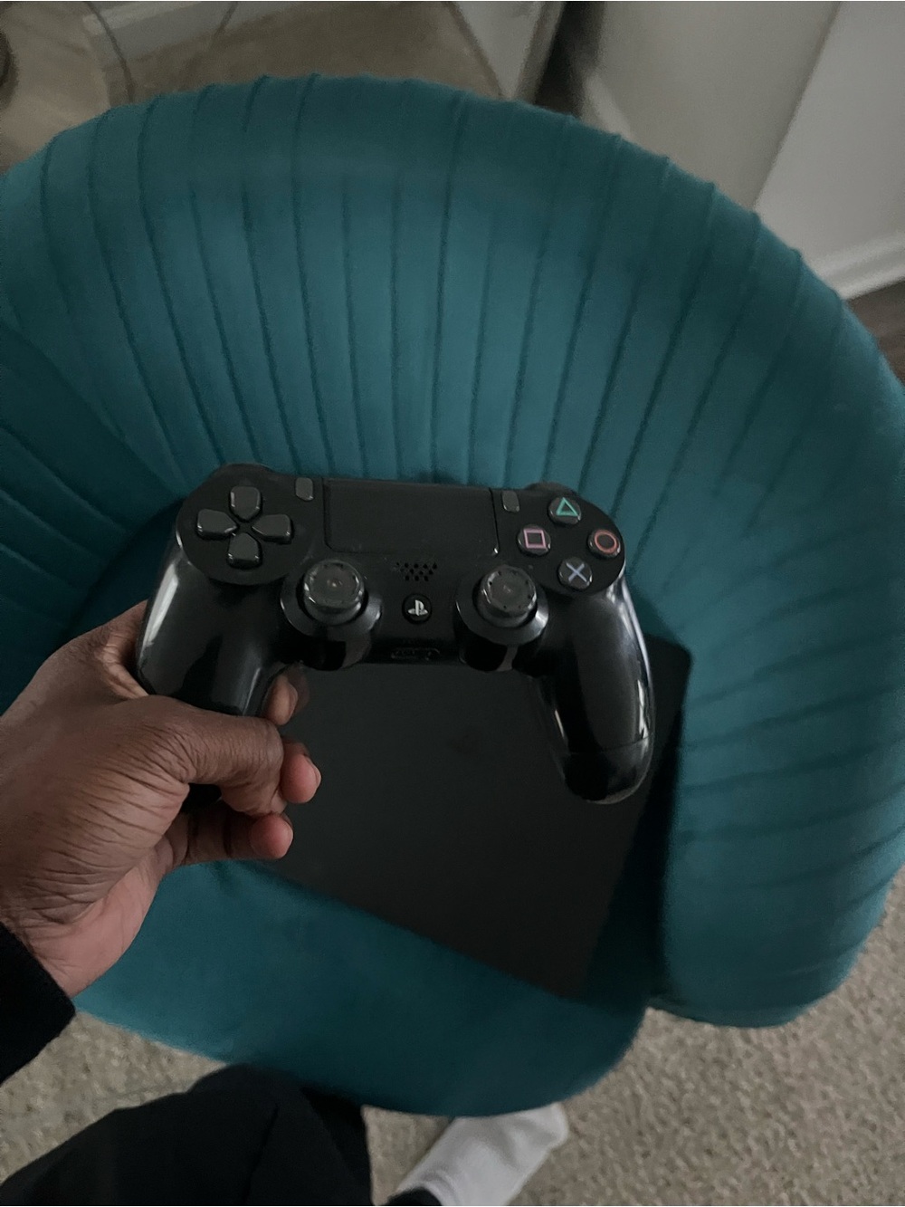 PS4 with controller - Picture 2 of 5